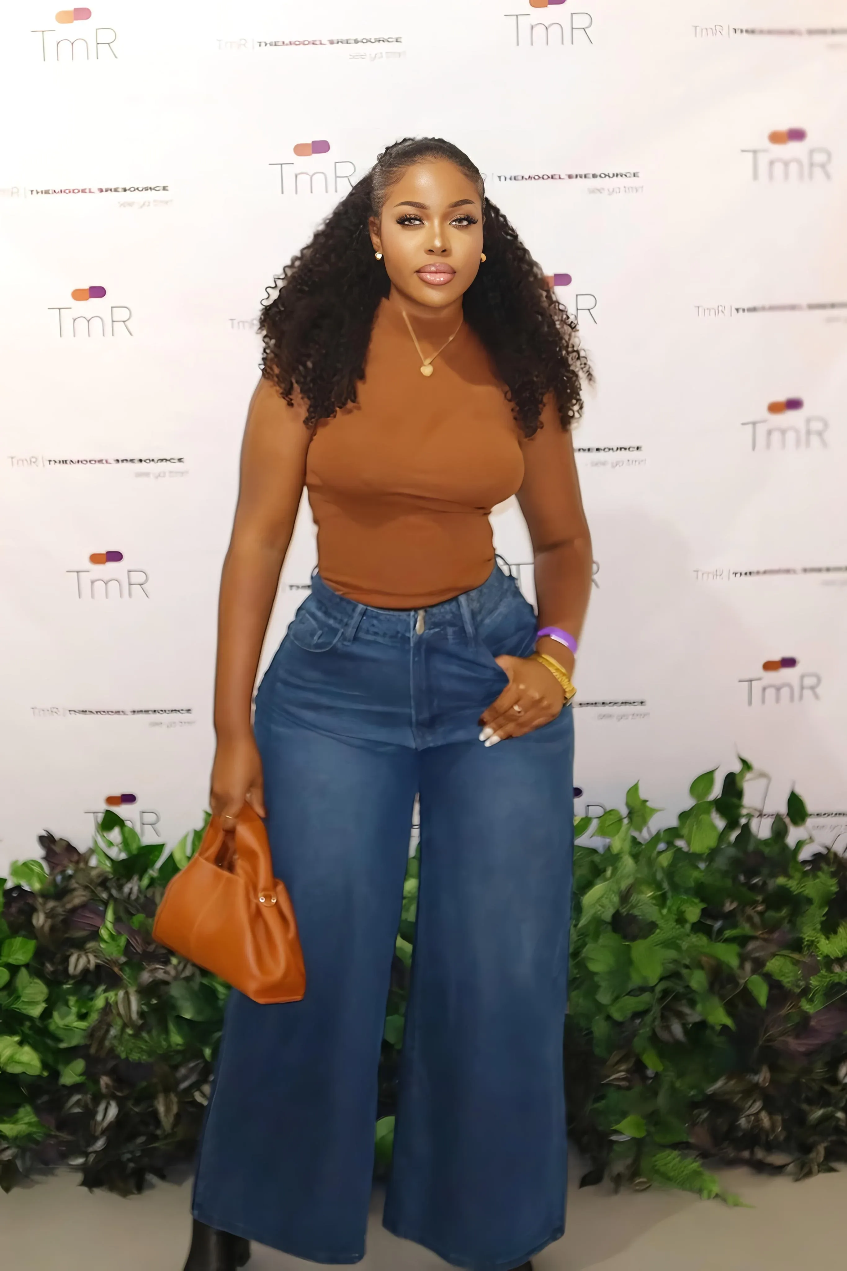 Ceecee Valez photo 3 — Average, Brown