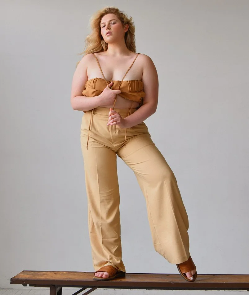Chelsea Linder photo 1 — American, Blonde