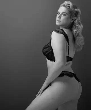 Chelsea Linder photo 10 — Green, Caucasian