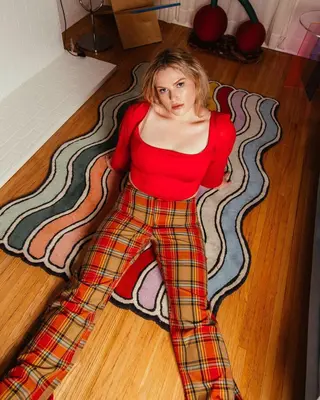 Chelsea Linder photo 16 — Green, Caucasian