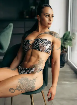 Cherneka Johnson photo 5 — Mixed-race, Fitness Model, Glamour Model, Sportswoman: Gloved Boxer
