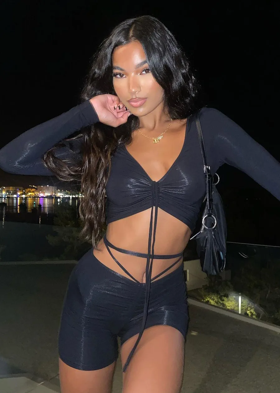 Chloe Scantlebury photo 3 — Slim, Brown
