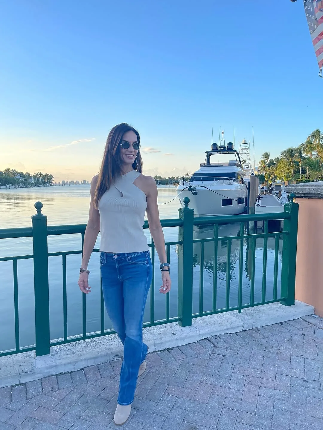 Claudia Moreno photo 10 — Hazel, Latin
