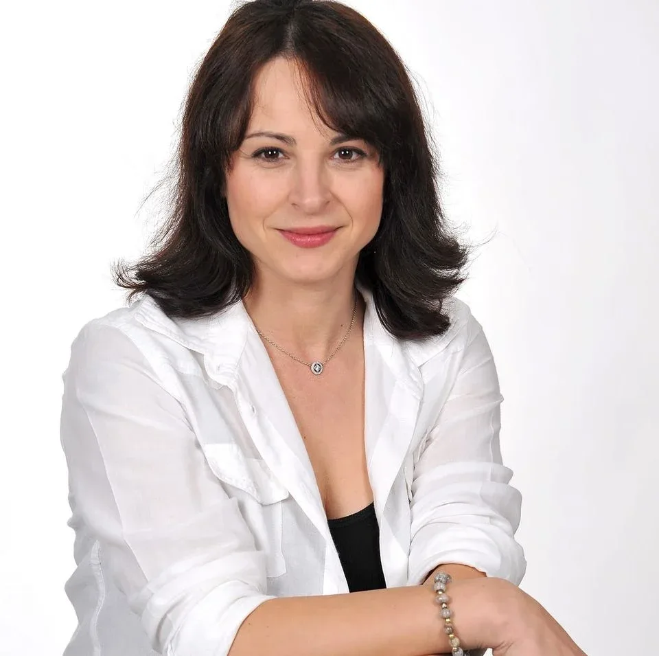 Corina Ungureanu photo 4 — Brown, Caucasian