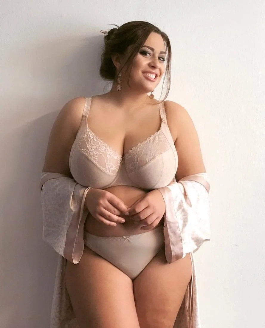 Costina Munteanu — Adult Model, Influencer, MILF Porn Star, Plus Size Model, Romanian