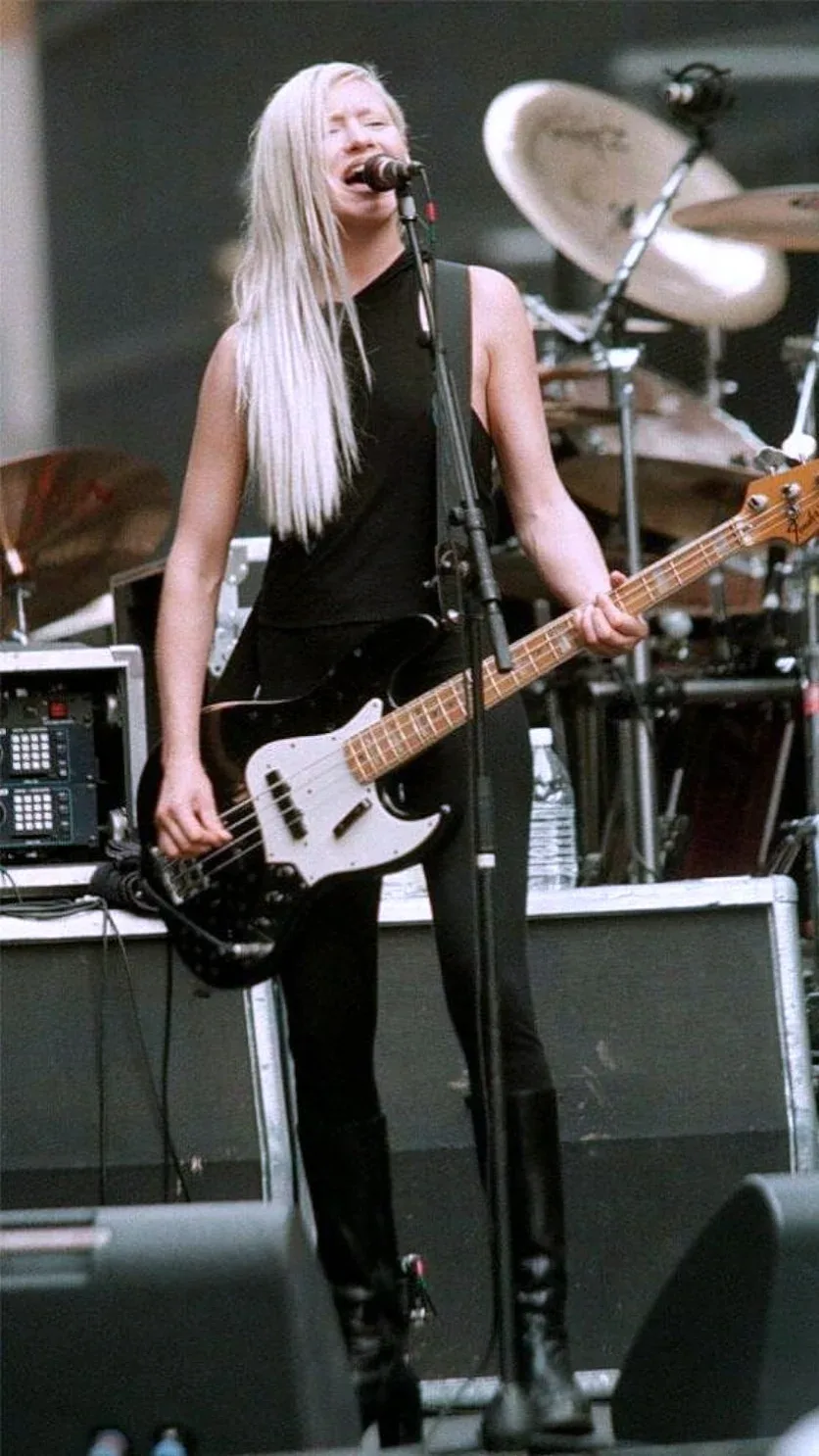 D'arcy Wretzky photo 10 — Brown, Caucasian