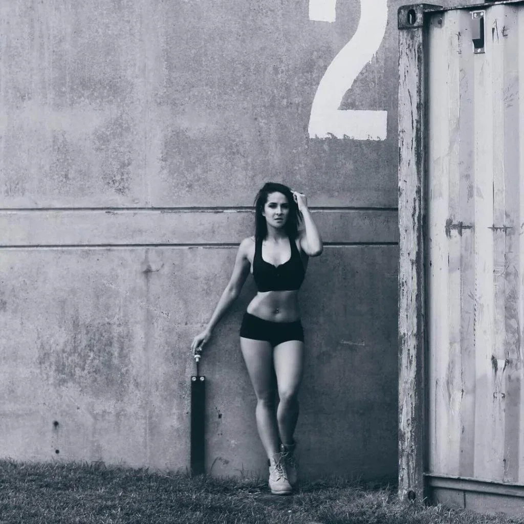 Dakota Kai photo 32 — Brown, Athletic