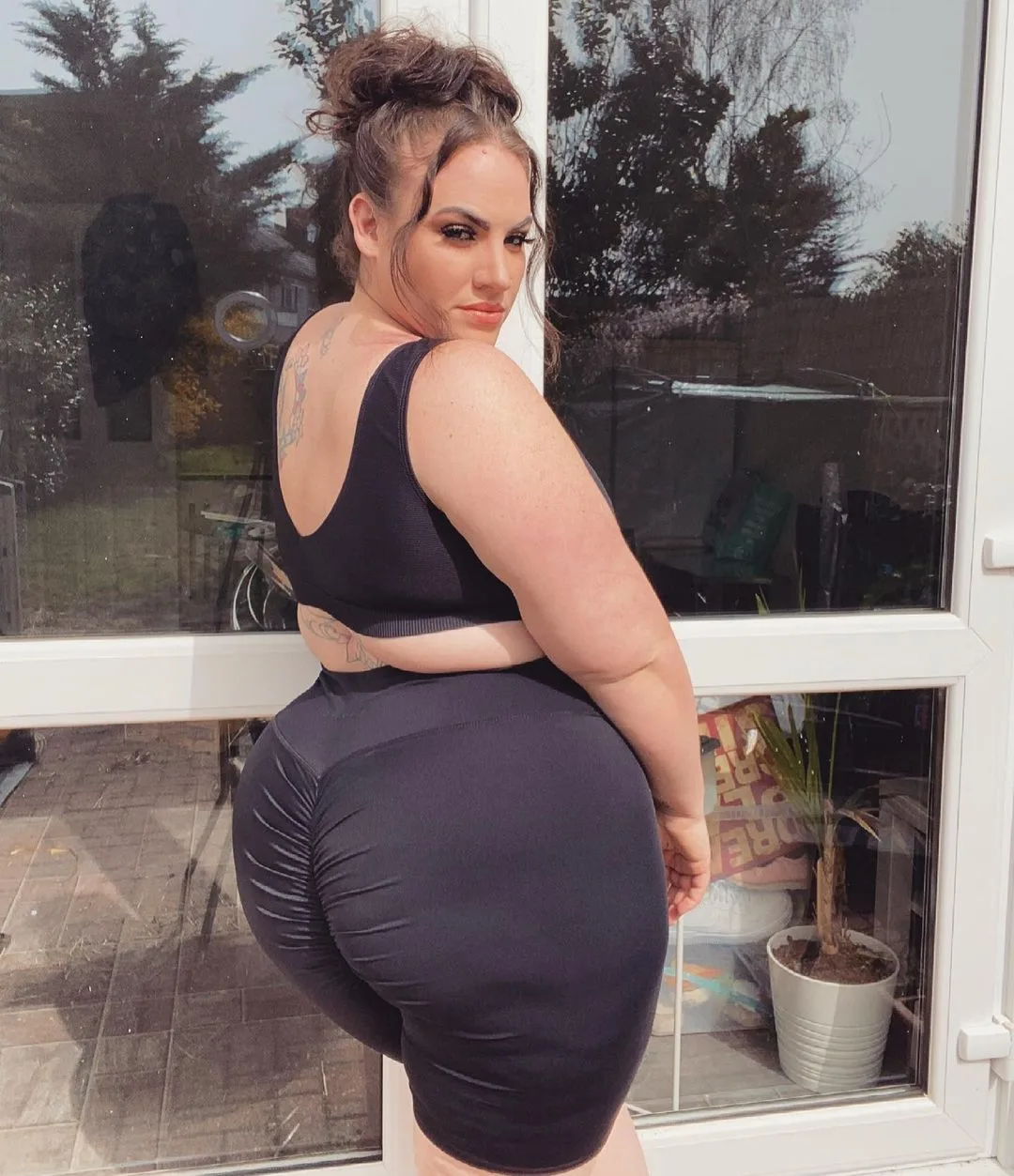Danielle Lucy photo 2 — Brown, Chubby