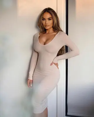 Daphne Joy photo 2 — Brown, Slim