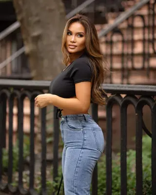 Daphne Joy photo 8 — Brown, Slim
