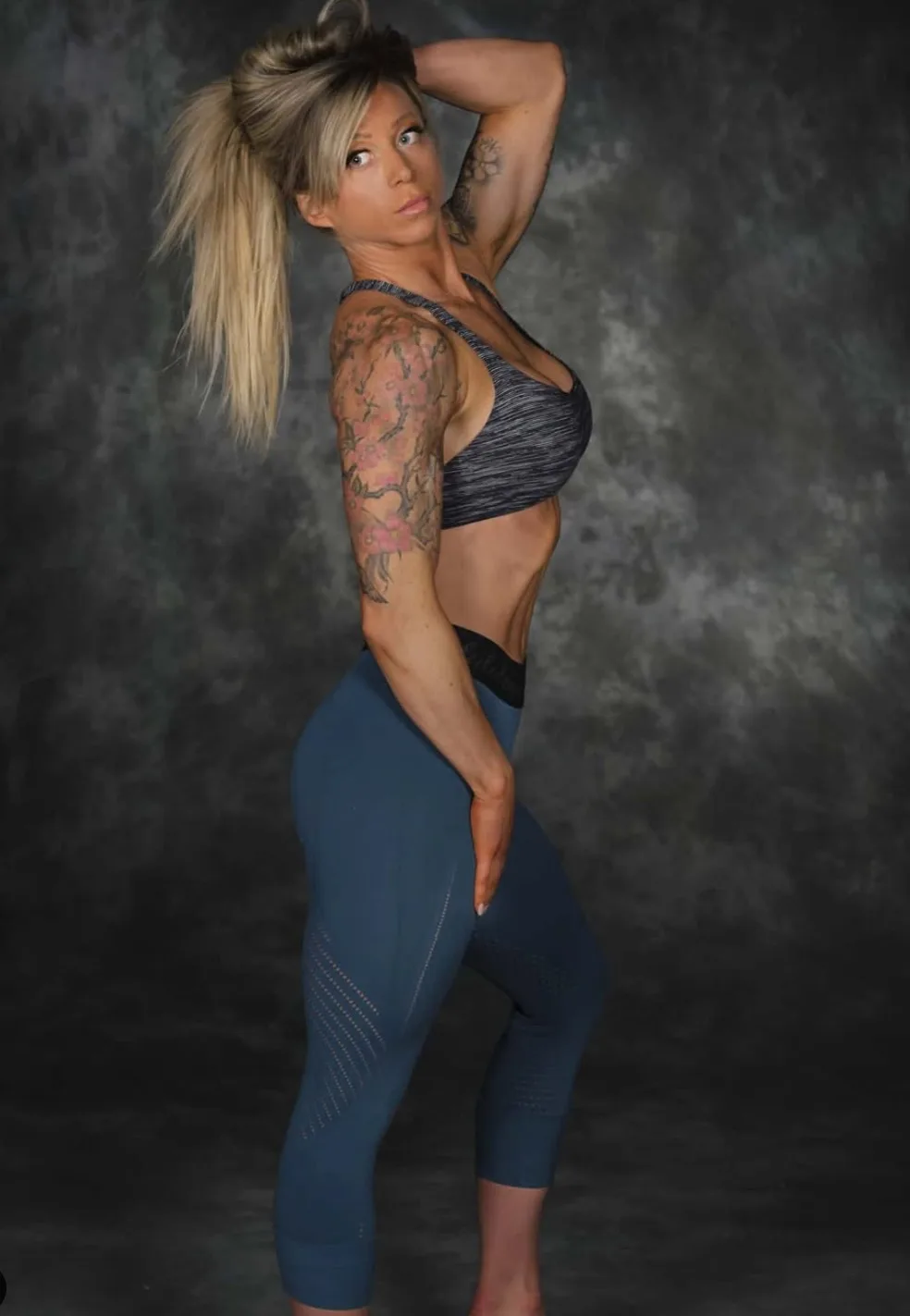Dawn Dussault photo 3 — Muscular, Grey