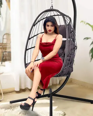 Deepali Chauhan photo 3 — Slim, Brown