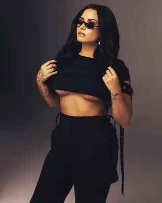 Demi Lovato photo 3 — Average, Brown