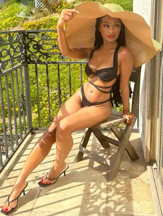 Desiree Mitchell photo 8 — Brown, Slim