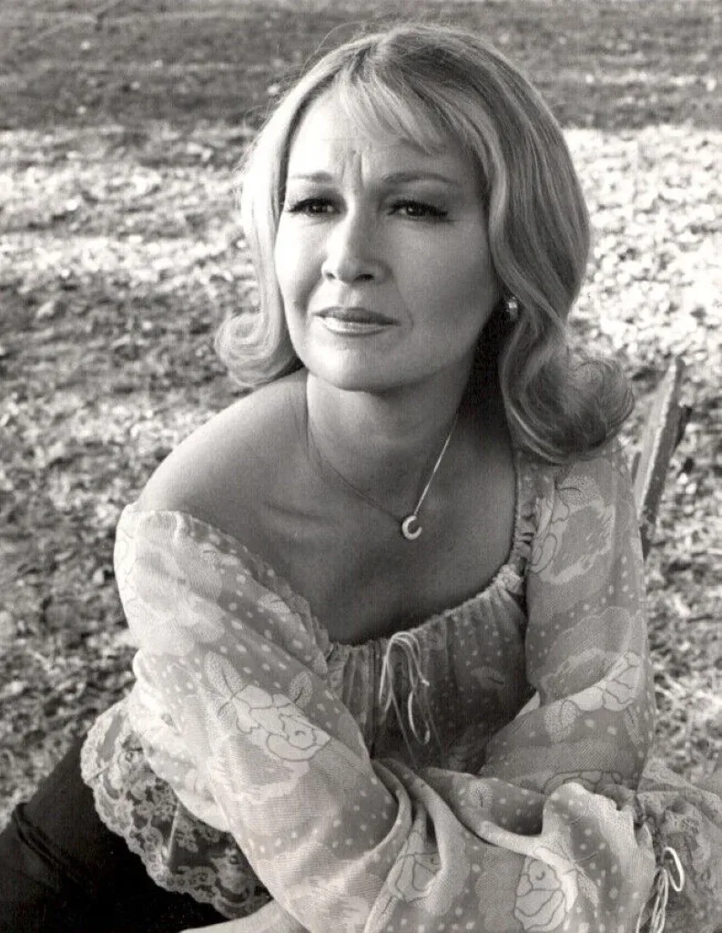 Diane Ladd photo 8 — Blonde, Average