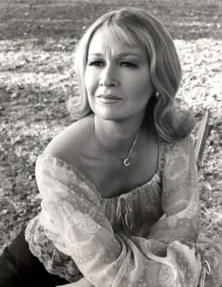 Diane Ladd photo 8 — Blonde, Average