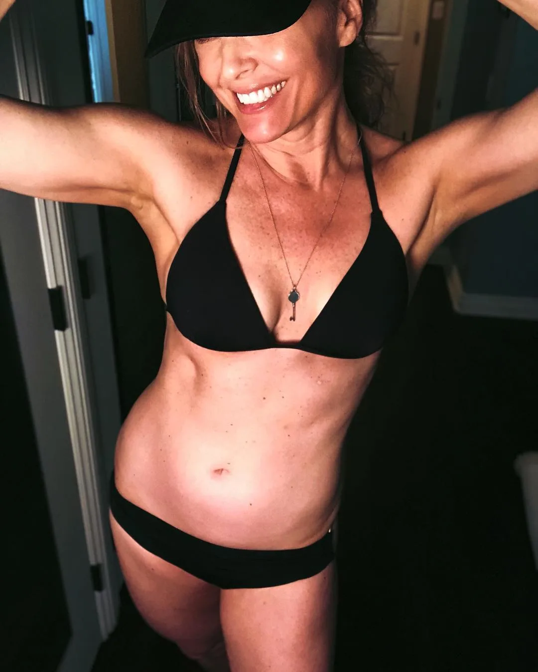 Dina Meyer photo 15 — Slim, Green