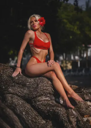 Elaina Vice photo 14 — Blonde, Average