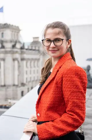 Elena Hilgers photo 17 — Brown, Green