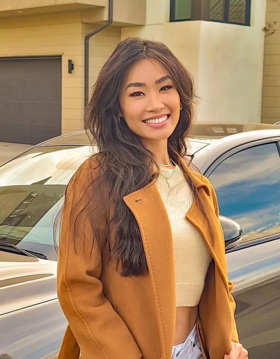Elizabeth Tran photo 9 — Slim, Brown