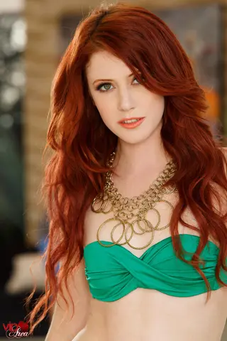 Elle Alexandra photo 14 — Red, Slim