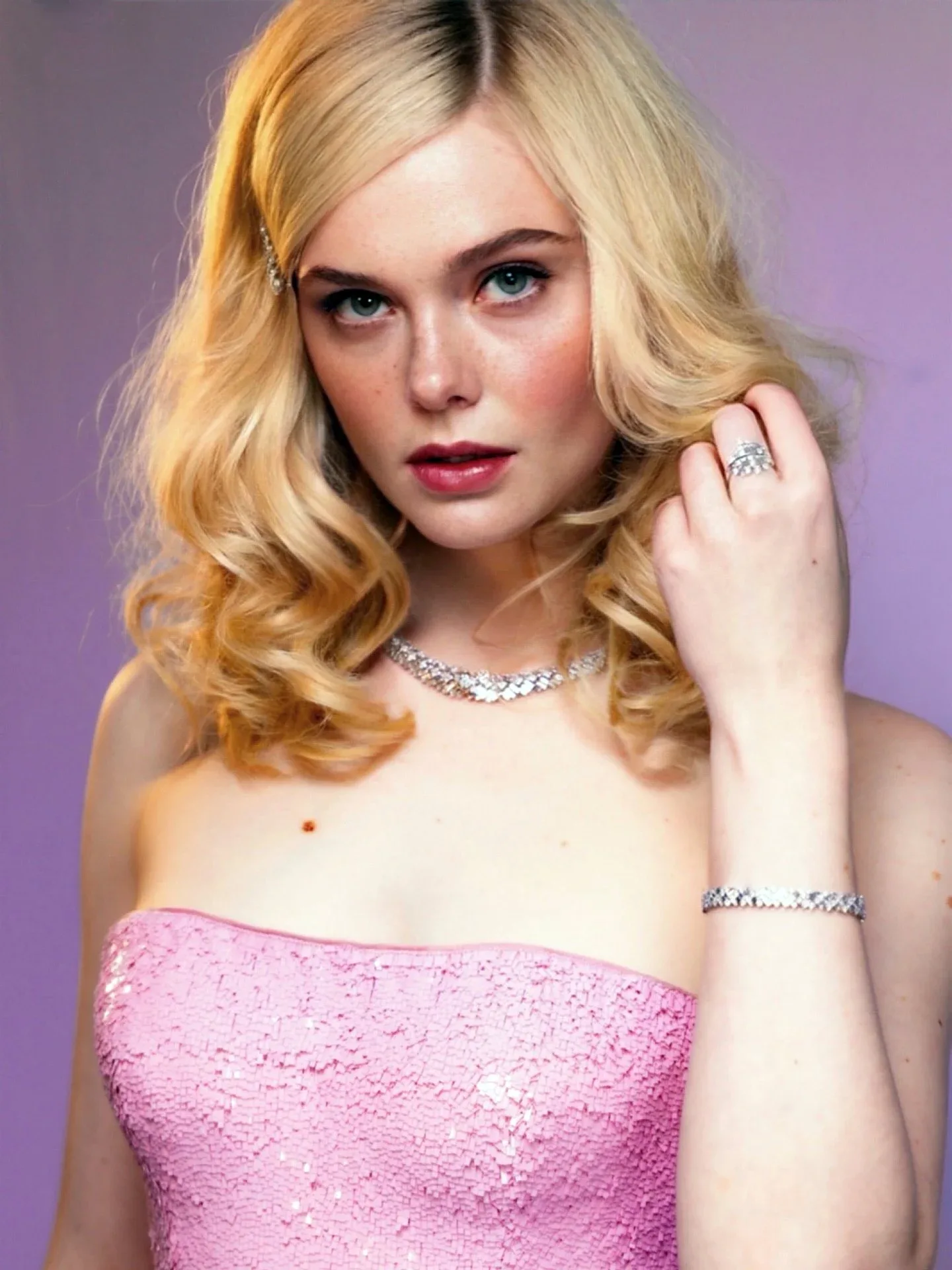 Elle Fanning photo 14 — Blonde, Slim