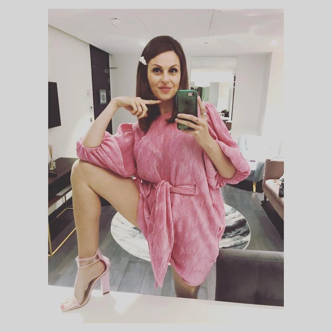 Ellie Taylor photo 9 — Slim, Brown