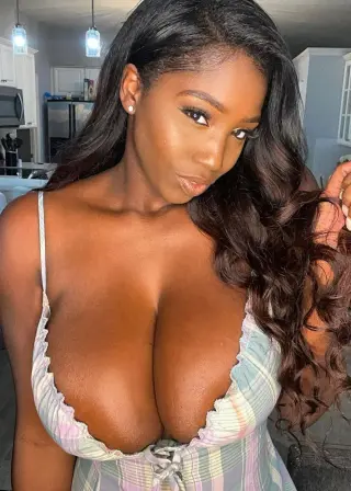 Ellie The Empress photo 8 — Black, Average