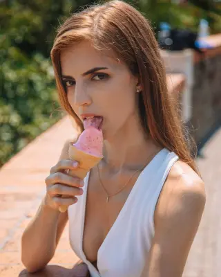 Emelie Crystal photo 4 — Brown, Caucasian