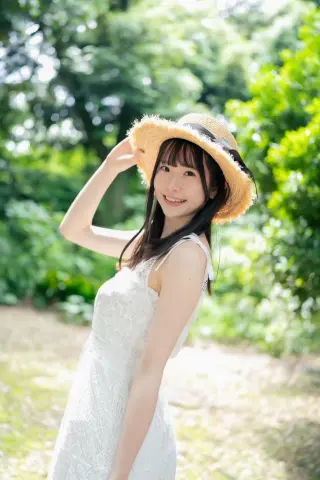 Emika Shirakami photo 3 — Slim, Brown