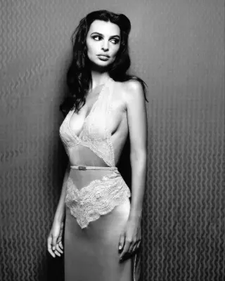 Emily Ratajkowski photo 13 — American, Brown
