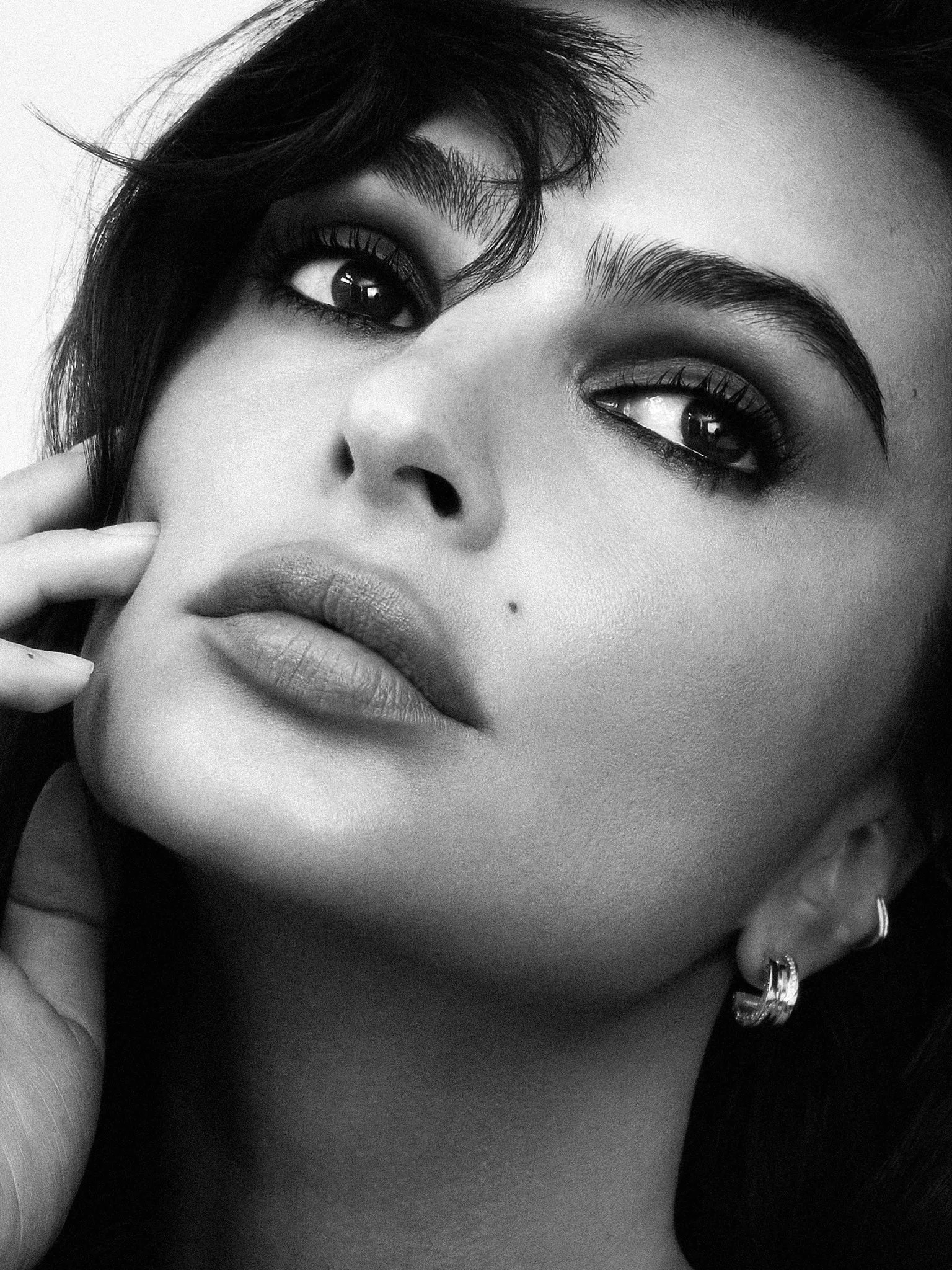 Emily Ratajkowski photo 14 — Brown, Slim