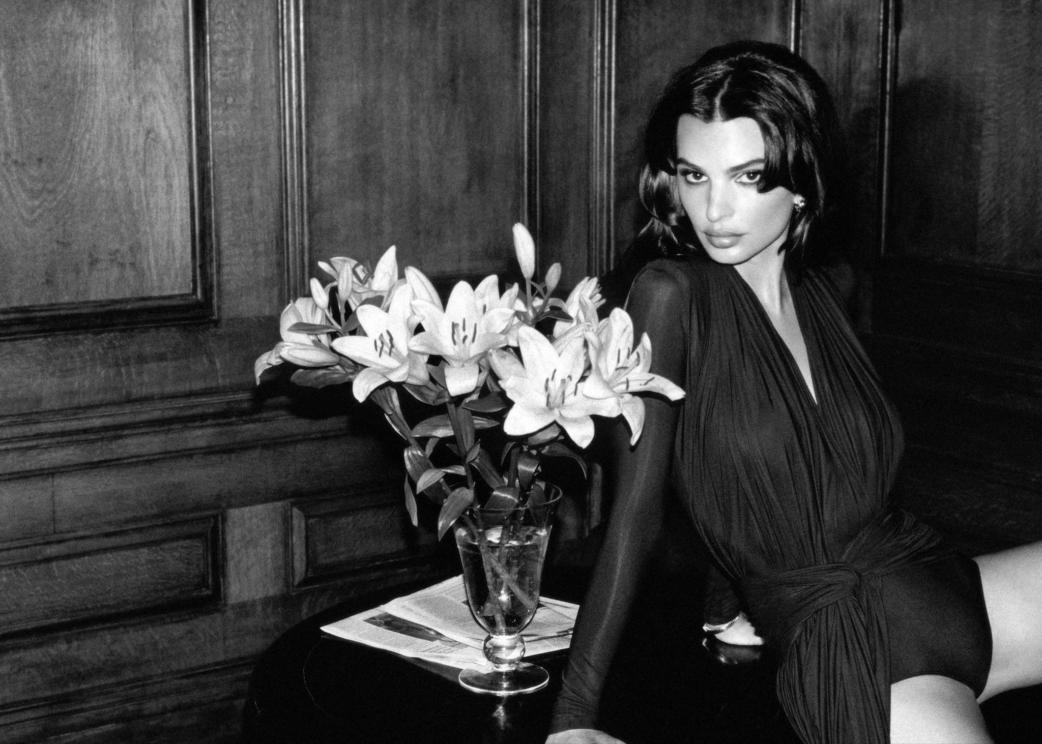 Emily Ratajkowski photo 16 — Brown, Caucasian