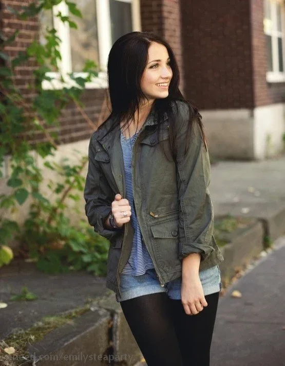 Emily Rudd photo 10 — Blue, Caucasian