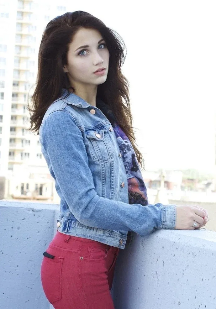 Emily Rudd photo 2 — Brown, Slim
