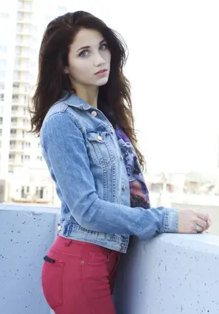 Emily Rudd photo 2 — Brown, Slim