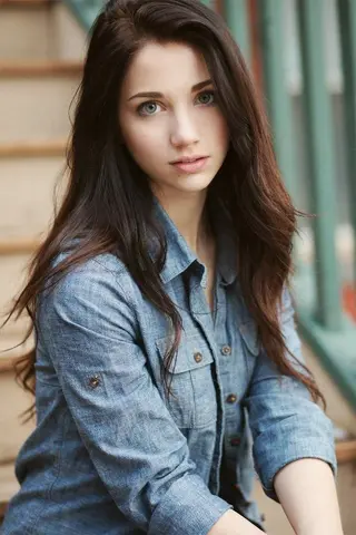 Emily Rudd photo 20 — Brown, Slim