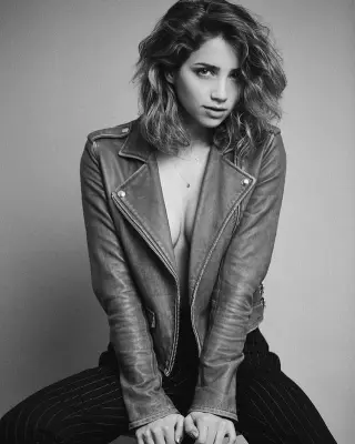 Emily Rudd photo 7 — American, Brown