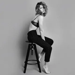 Emily Rudd photo 8 — Brown, Slim