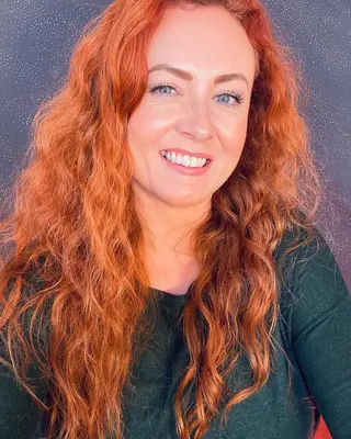 Emma WhispersRed photo 2 — Red, Average