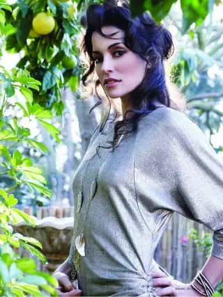 Emmanuelle Vaugier photo 9 — Athletic, Brown