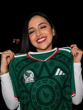 Esmeralda Mejia photo 19 — Brown, Business Woman, Fitness Trainer, Musician: Singer