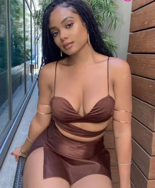 Essence Tatiana photo 10 — Brown, Black