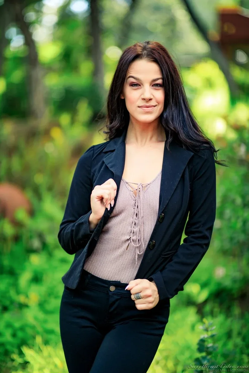 Evelin Stone photo 2 — Brown, Slim