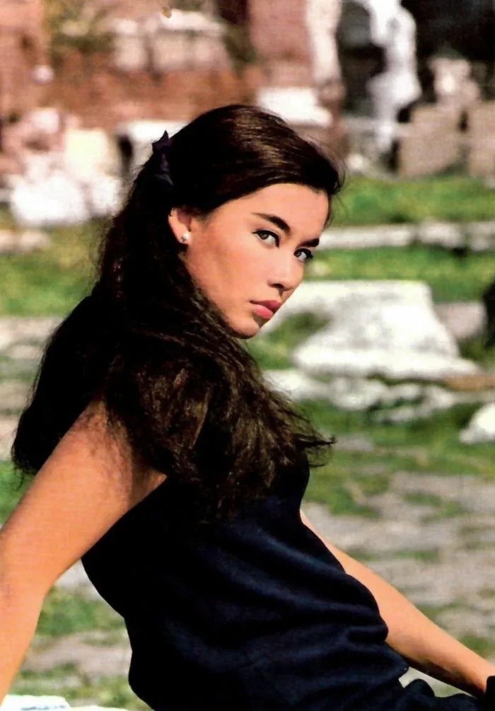France Nuyen photo 9 — Slim, Brown
