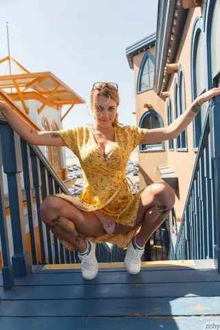 Gabbie Carter photo 9 — Slim, Grey