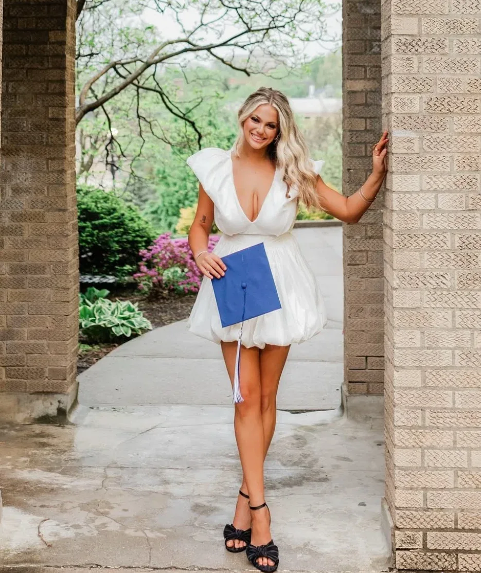 Gabby Wiernik photo 2 — Blonde, Average