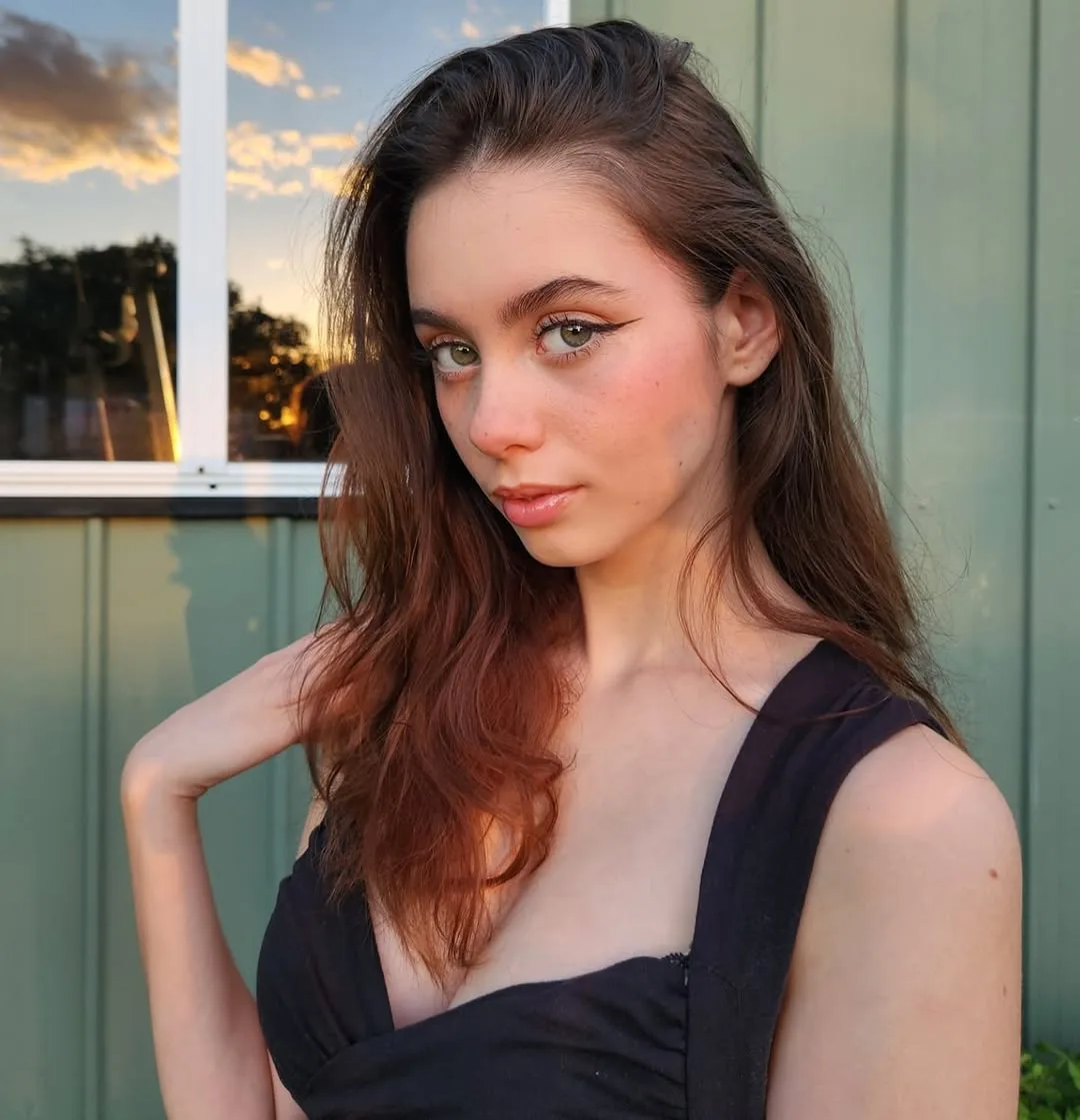 Gemma Karsten photo 8 — Brown, Slim
