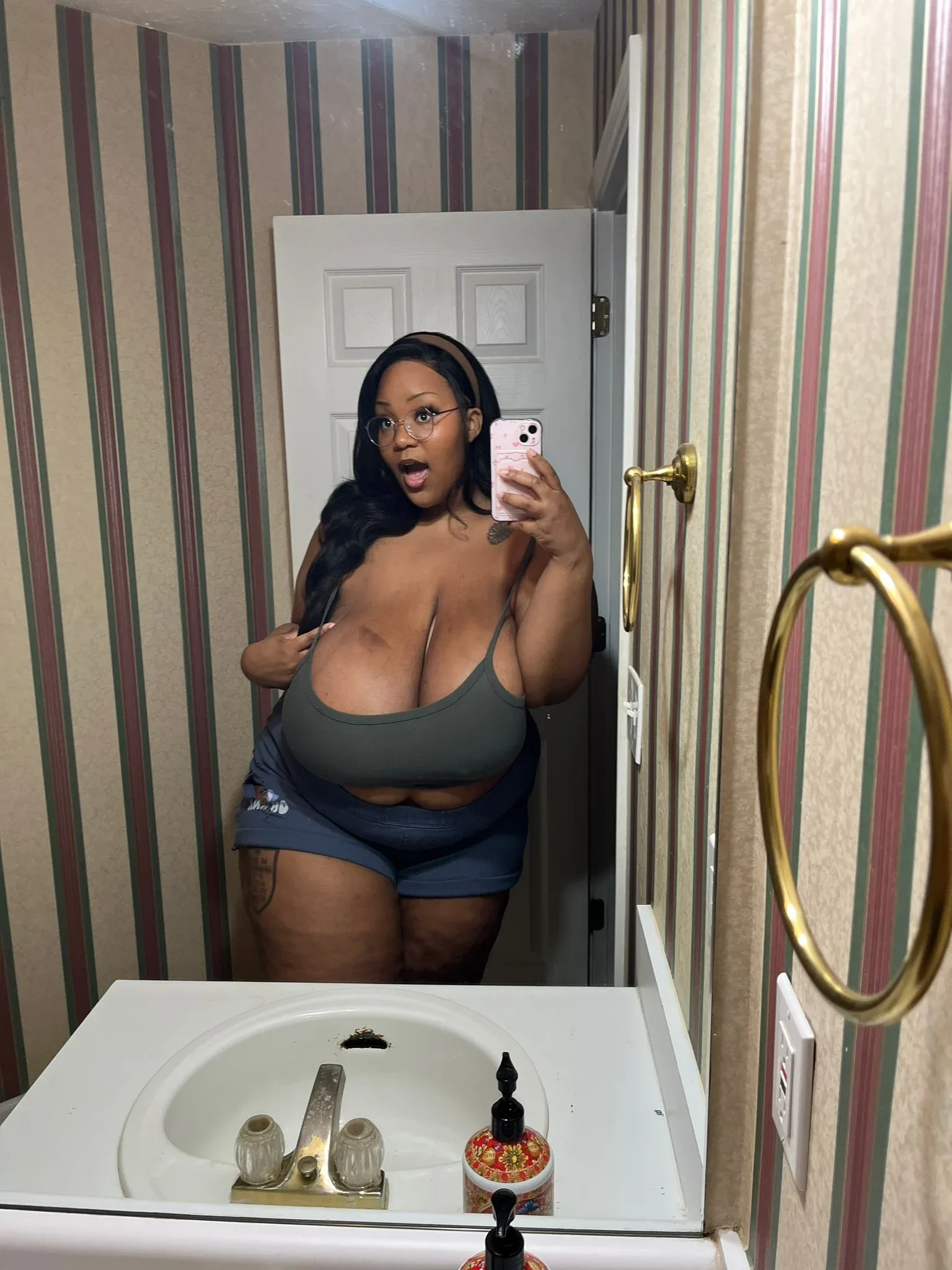 GlossGoddess photo 8 — Black, BBW