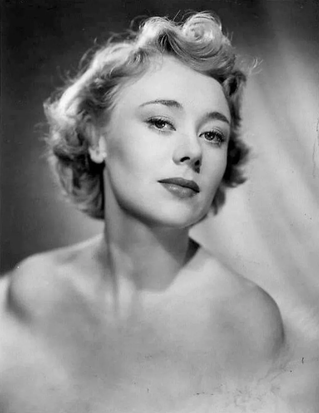 Glynis Johns photo 5 — Caucasian, Actress (former), Musician (former)